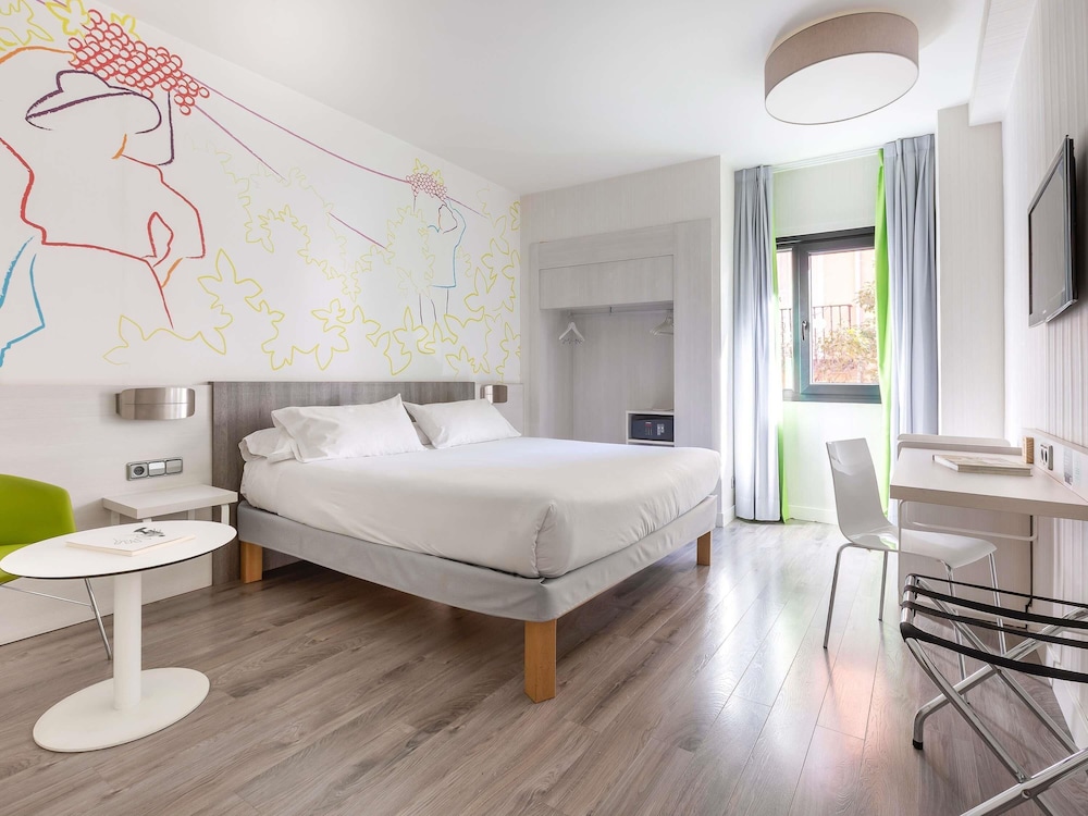 Habitación standard con 1 cama Queen del hotel Ibis Styles Madrid Prado. Foto 5