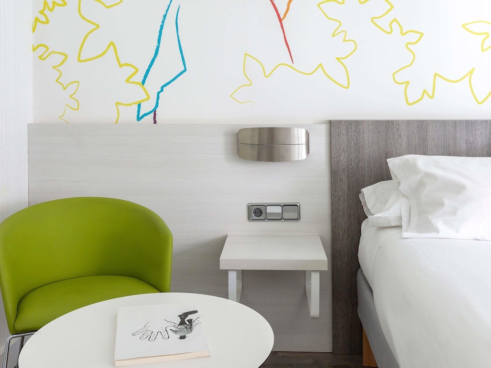 Habitación standard con 1 cama Queen del hotel Ibis Styles Madrid Prado. Foto 6