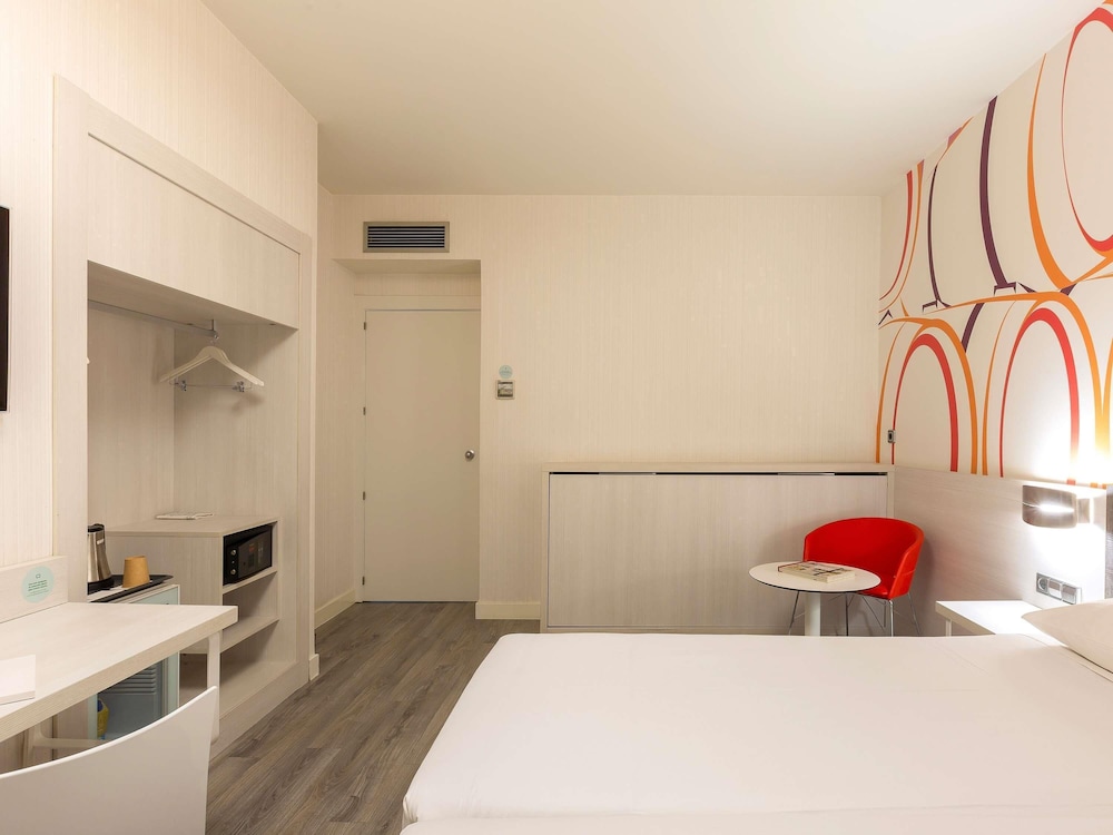 Habitación standard con supletoria del hotel Ibis Styles Madrid Prado. Foto 2
