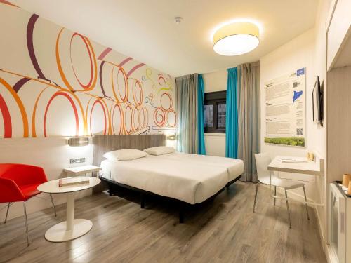 Habitación doble con cama supletoria para un niño del hotel Ibis Styles Madrid Prado