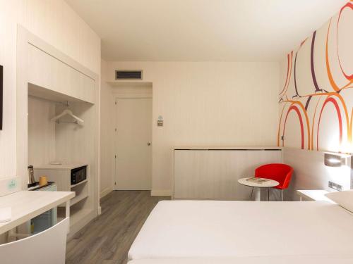 Habitación doble con cama supletoria para un niño del hotel Ibis Styles Madrid Prado. Foto 1