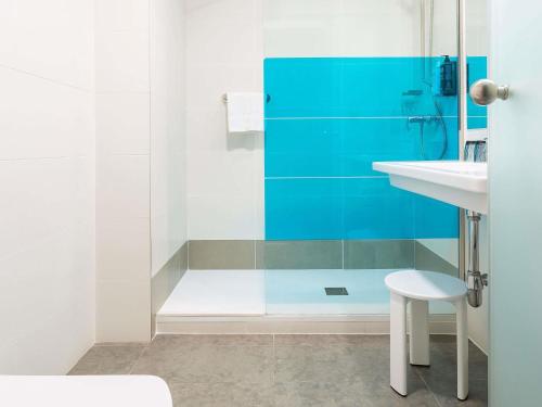Habitación doble con cama supletoria para un niño del hotel Ibis Styles Madrid Prado. Foto 2