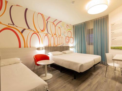 Habitación doble con cama supletoria para un niño del hotel Ibis Styles Madrid Prado. Foto 3
