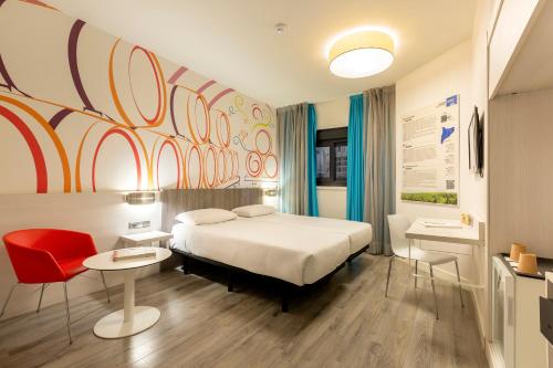 Habitación doble con cama supletoria para un niño del hotel Ibis Styles Madrid Prado. Foto 4
