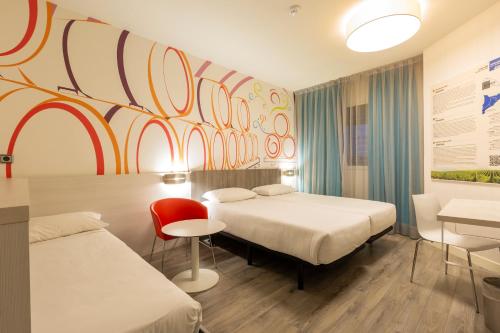 Habitación doble con cama supletoria para un niño del hotel Ibis Styles Madrid Prado. Foto 5