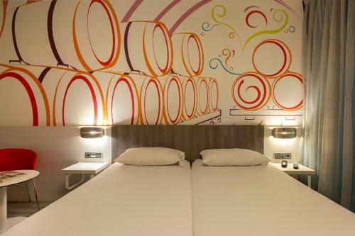 Habitación doble con cama supletoria para un niño del hotel Ibis Styles Madrid Prado. Foto 6