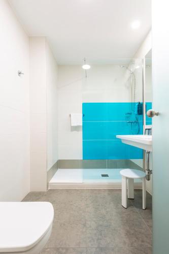Habitación doble con cama supletoria para un niño del hotel Ibis Styles Madrid Prado. Foto 7
