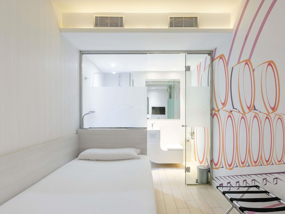 Habitación interior con cama individual del hotel Ibis Styles Madrid Prado