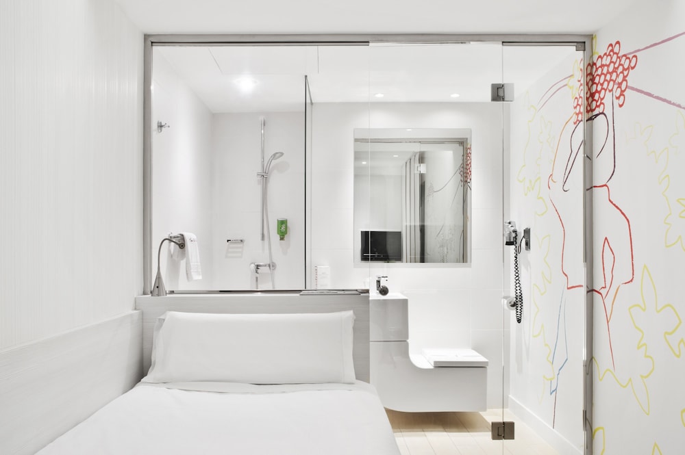 Habitación interior con cama individual del hotel Ibis Styles Madrid Prado. Foto 1
