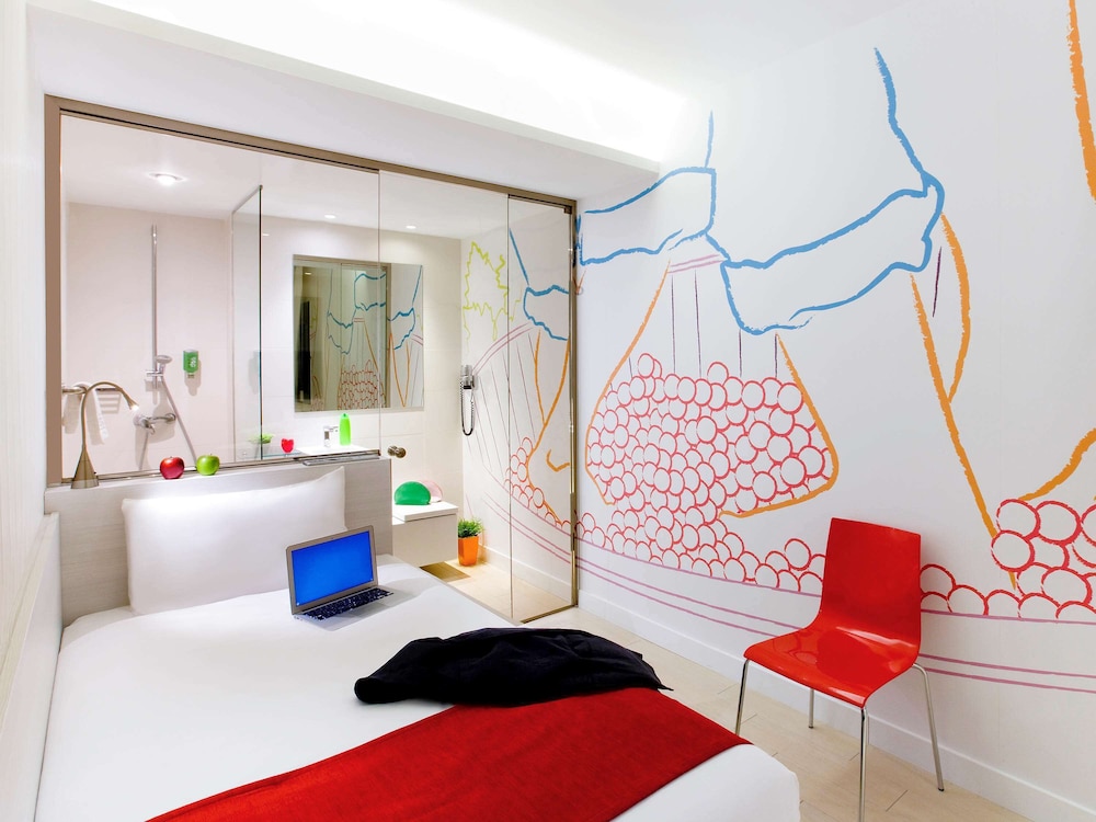 Habitación interior con cama individual del hotel Ibis Styles Madrid Prado. Foto 3