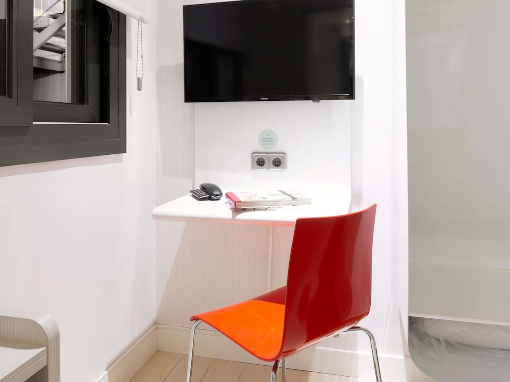 Habitación interior con cama individual del hotel Ibis Styles Madrid Prado. Foto 5
