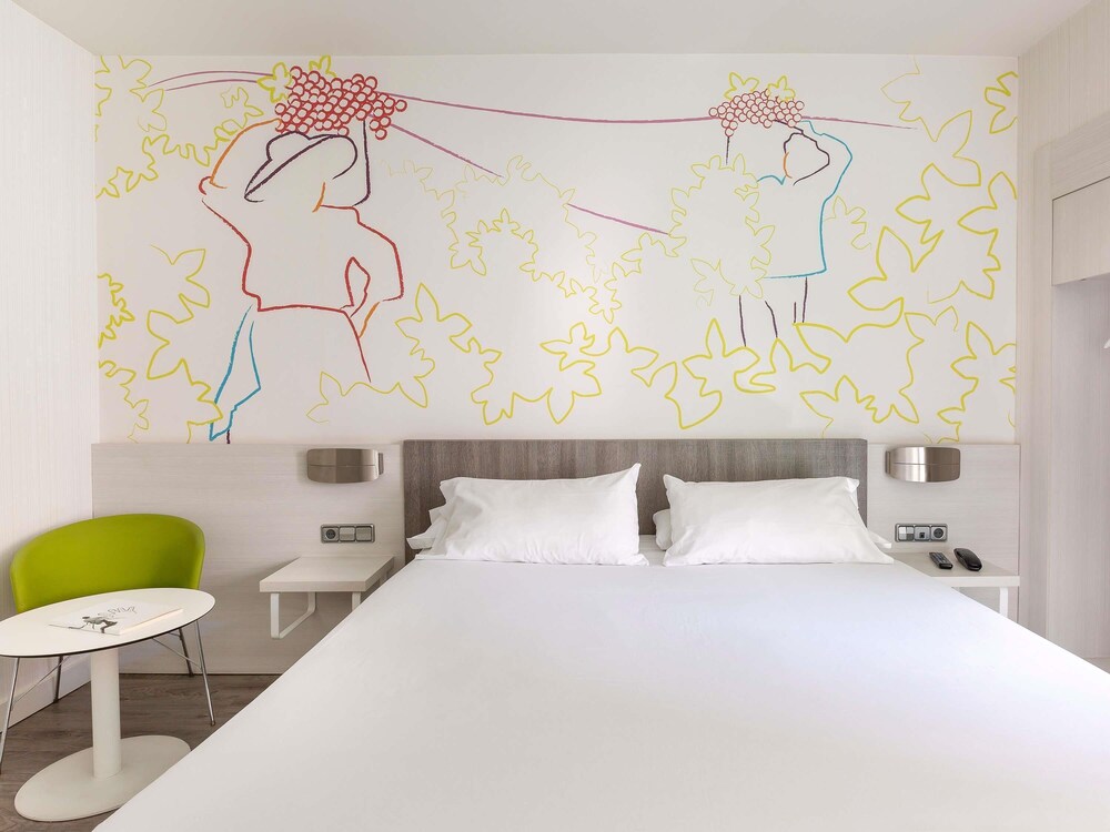 Habitación standard con 1 cama Queen del hotel Ibis Styles Madrid Prado. Foto 8
