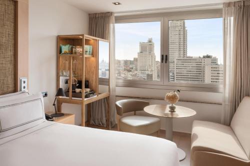 Habitación The Level con vistas a la ciudad del hotel Melia Madrid Princesa