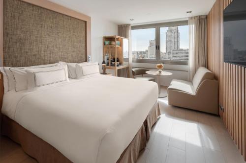 Habitación The Level con vistas a la ciudad del hotel Melia Madrid Princesa. Foto 1
