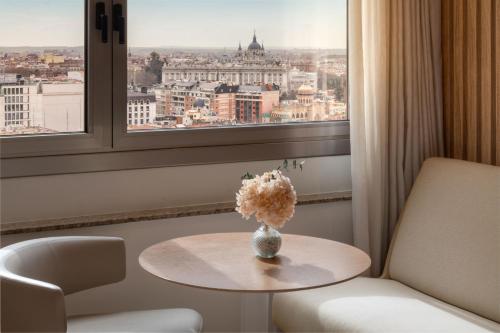 Habitación The Level con vistas a la ciudad del hotel Melia Madrid Princesa. Foto 2