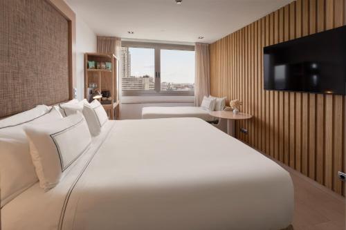Habitación The Level con vistas a la ciudad del hotel Melia Madrid Princesa. Foto 3