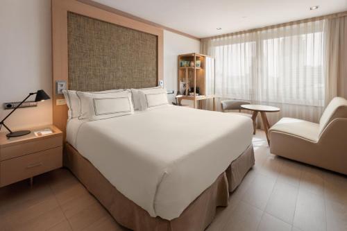Habitación Premium con Vistas del hotel Melia Madrid Princesa. Foto 1