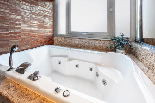 Suite Junior The Level del hotel Melia Madrid Princesa. Foto 6