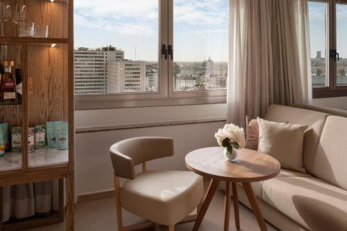 Habitación Grand Prémium The Level con vistas del hotel Melia Madrid Princesa. Foto 3