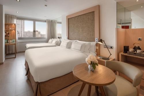Habitación Grand Prémium The Level con vistas del hotel Melia Madrid Princesa. Foto 4