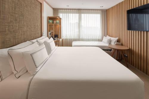 Habitación Deluxe del hotel Melia Madrid Princesa. Foto 2