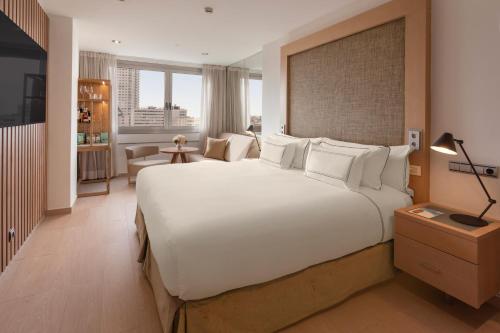 Alojamiento comunicado The Level Grand Premium con vistas del hotel Melia Madrid Princesa. Foto 1