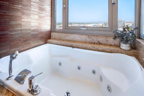 Alojamiento comunicado The Level Grand Premium con vistas del hotel Melia Madrid Princesa. Foto 4