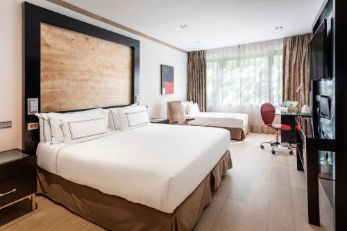 Habitación Triple del hotel Melia Madrid Princesa. Foto 1