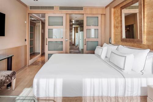 Habitación con cama grande del hotel Melia Madrid Princesa