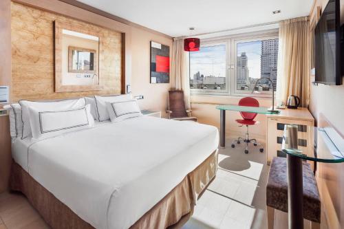Habitación con cama grande del hotel Melia Madrid Princesa. Foto 3