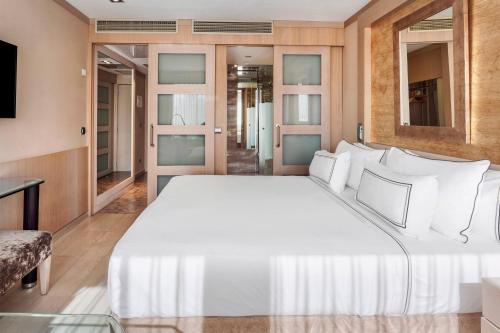 Habitación con cama grande del hotel Melia Madrid Princesa. Foto 3