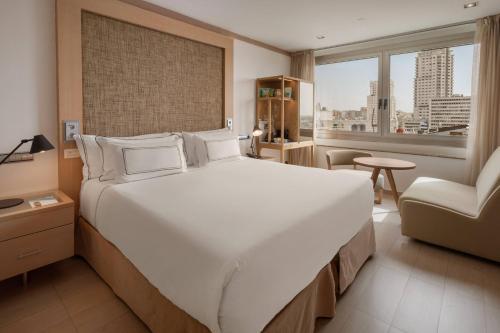 Habitación Premium con vistas del hotel Melia Madrid Princesa. Foto 4