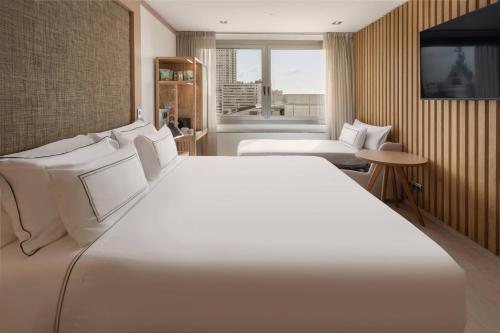 Habitación Premium con vistas del hotel Melia Madrid Princesa. Foto 5