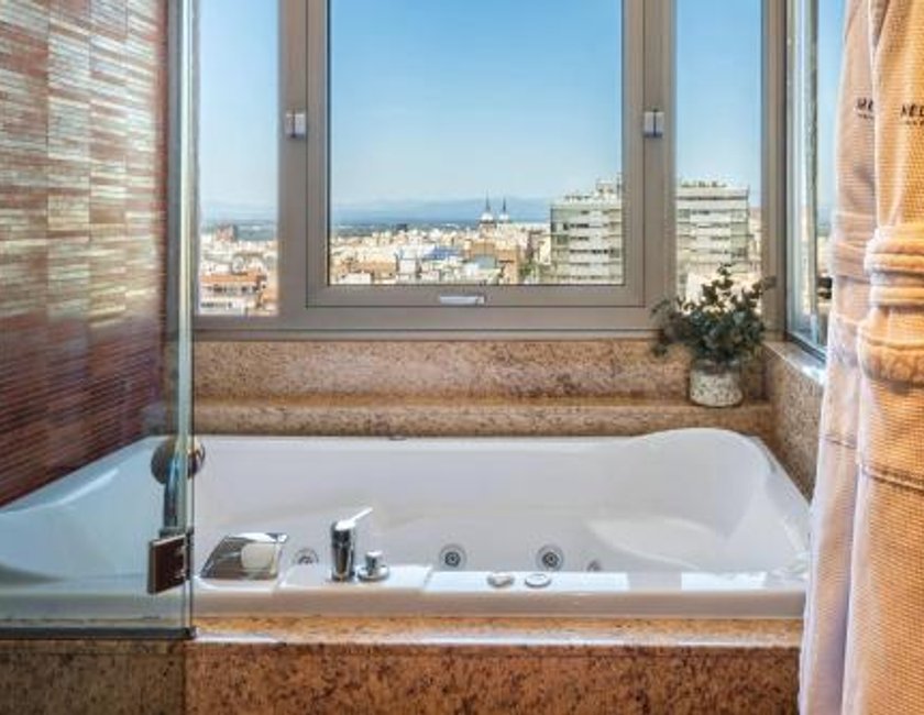 Suite Junior The Level con vistas panorámicas y anexa del hotel Melia Madrid Princesa. Foto 3