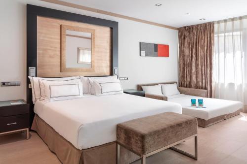 Habitación Familiar del hotel Melia Madrid Princesa. Foto 1