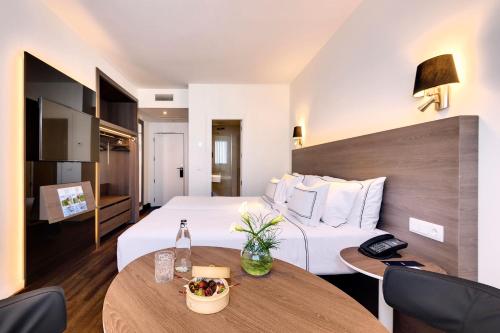Habitación Doble Estándar - 1 o 2 camas del hotel Melia Madrid Serrano. Foto 2