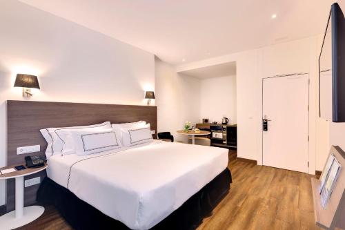 Habitación Doble Premium - 1 o 2 camas del hotel Melia Madrid Serrano. Foto 3