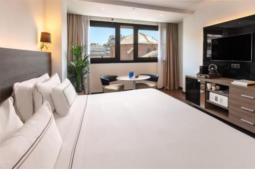 Habitación The Level del hotel Melia Madrid Serrano. Foto 1