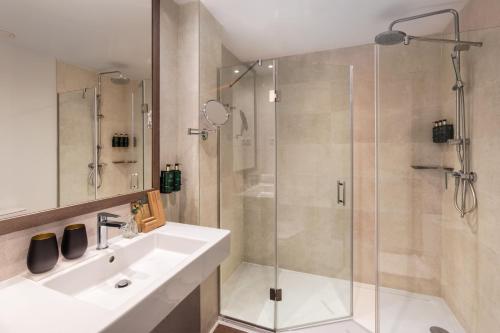 Habitación The Level del hotel Melia Madrid Serrano. Foto 3