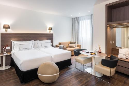 Habitación Triple del hotel Melia Madrid Serrano. Foto 1