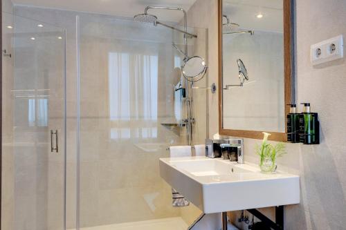 Habitación Premium Comunicada del hotel Melia Madrid Serrano. Foto 1