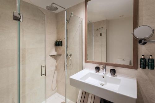 Habitación Familiar del hotel Melia Madrid Serrano. Foto 2