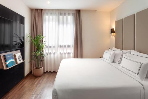 Habitación Premium The Level con bañera del hotel Melia Madrid Serrano. Foto 1