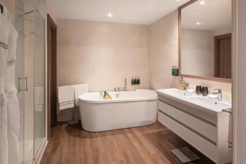Habitación Premium The Level con bañera del hotel Melia Madrid Serrano. Foto 4