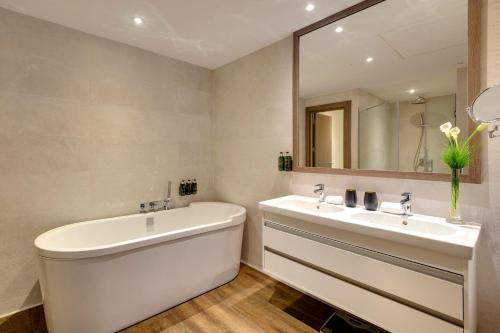 Habitación Premium The Level con bañera del hotel Melia Madrid Serrano. Foto 2