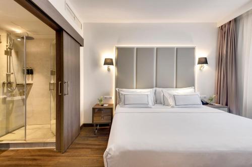 Habitación The Level Premium del hotel Melia Madrid Serrano. Foto 7
