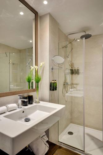Habitación The Level del hotel Melia Madrid Serrano. Foto 5