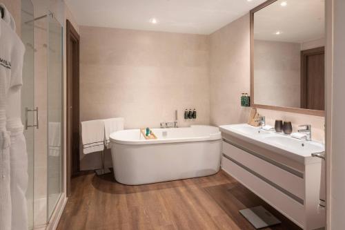 Habitación Premium The Level con bañera del hotel Melia Madrid Serrano. Foto 4