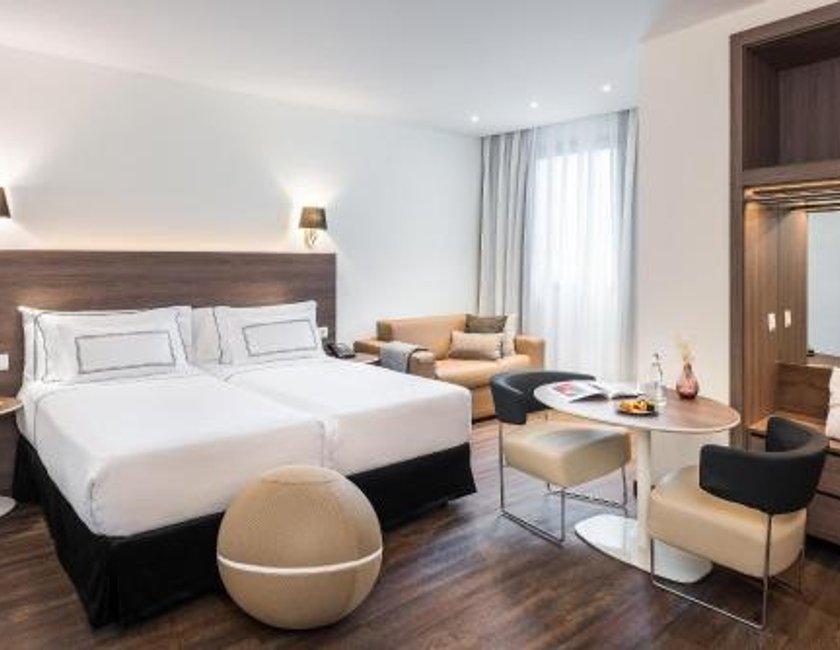 Habitación Triple del hotel Melia Madrid Serrano. Foto 1