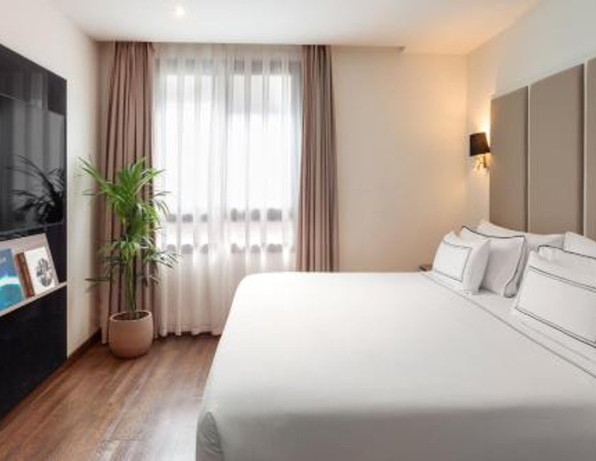 Habitación Premium The Level con bañera del hotel Melia Madrid Serrano. Foto 1